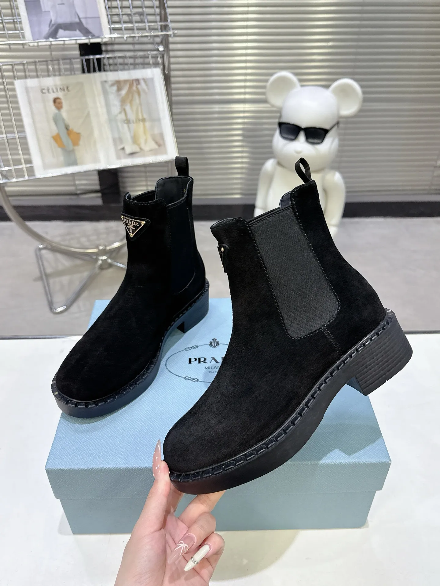 👟👟Ex-factory price 600👟👟 Prada thick-soled retro Martin boots. Elastic elastic, classic thick soles, with triangular buckle. Simple, elegant, fashionable and versatile. Fabric cowhide, open edge beaded cowhide. The lining is made of soft and delicate sheepskin, and the foot feels comfortable. The rubber mold is non-slip and lightweight. Original package sole. Standard size: 35-40. Order 41